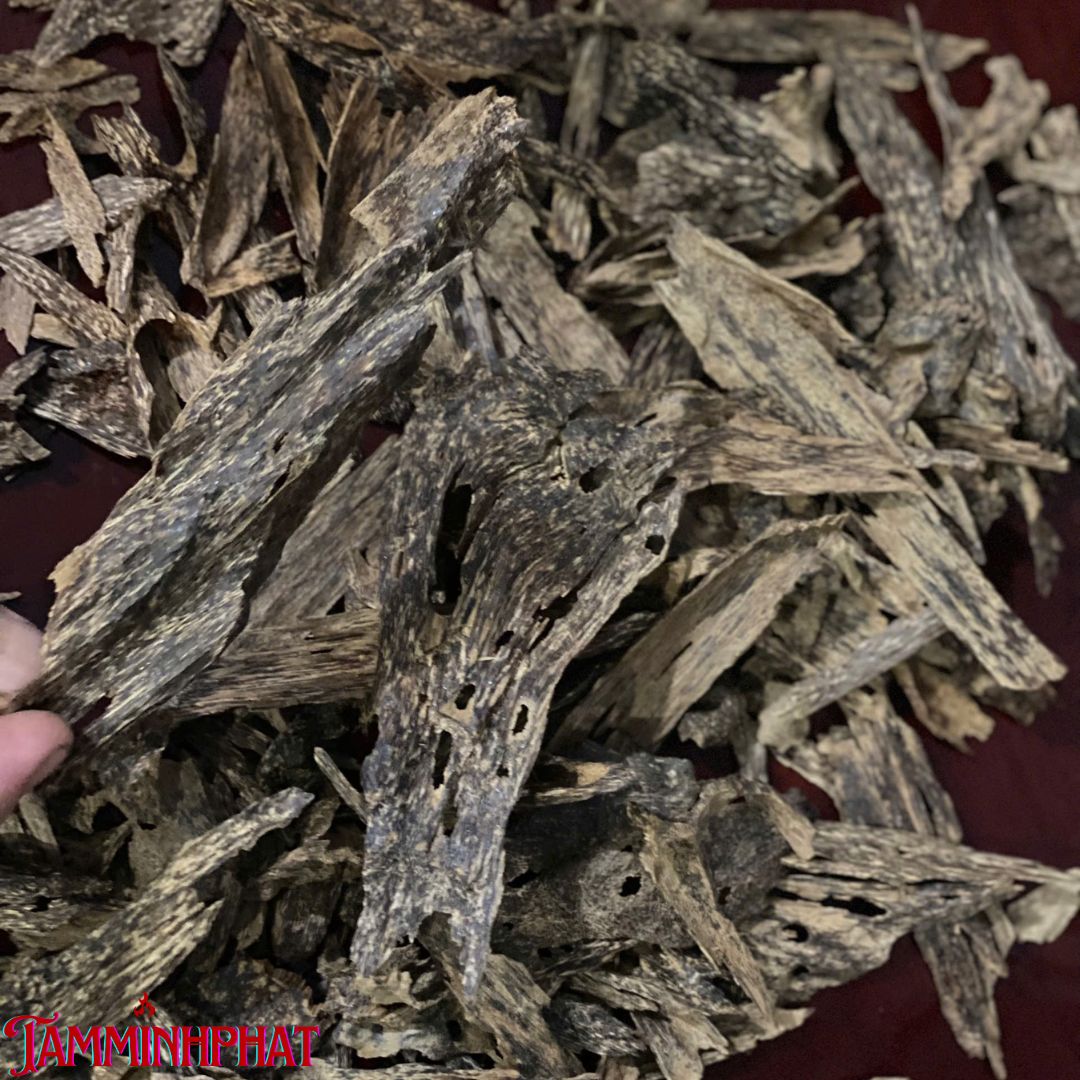 TRẦM MIẾNG CHÌM TỰ NHIÊN (Loại Vụn )